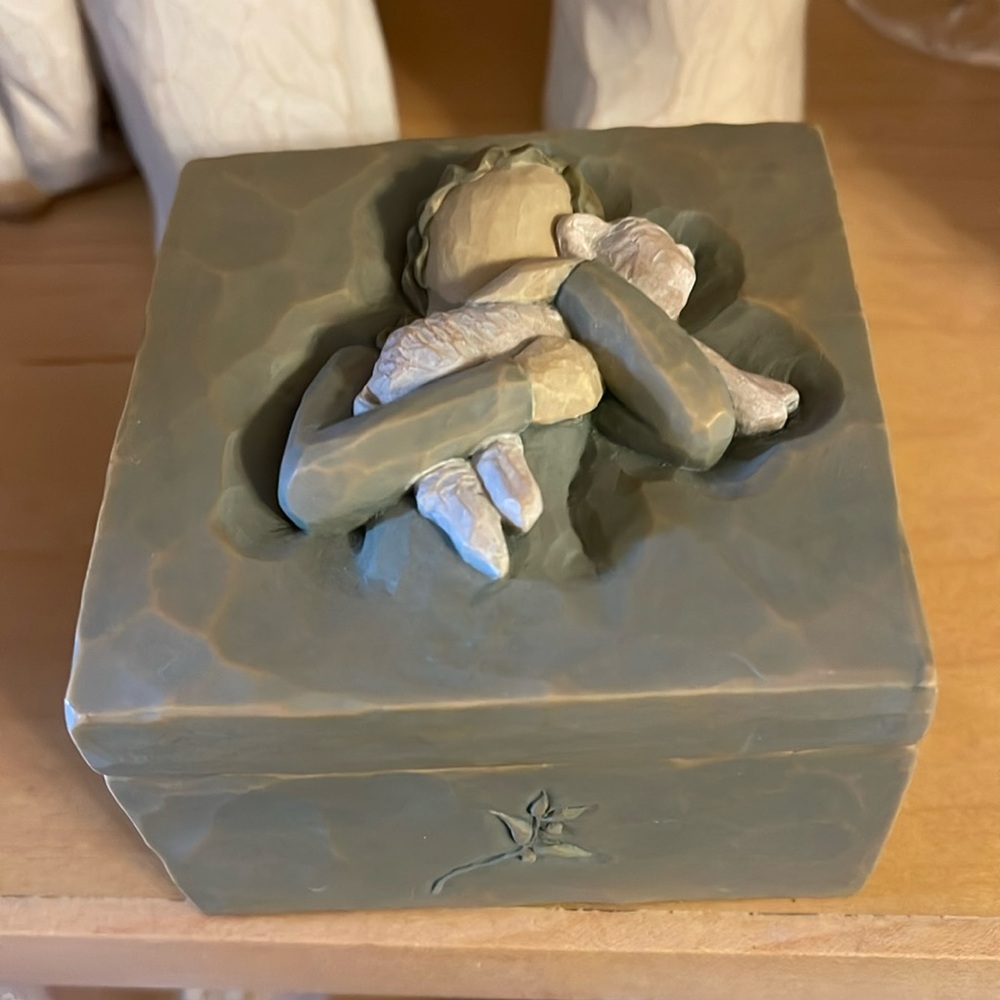 Vintage Willow tree 2004  Peace on earth Jewelry box , A girl holding a lamb